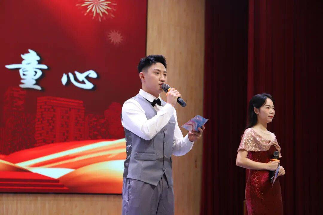 開學前一小學教師先賽師德演講：要深耕專業更要愛潤童心