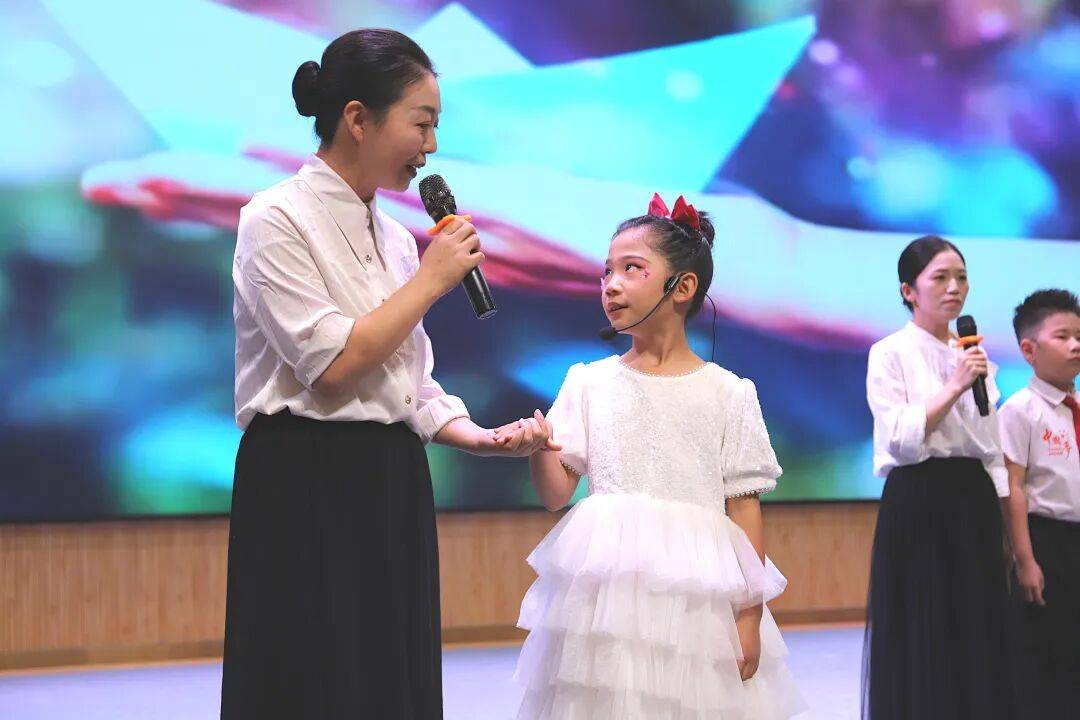 開學前一小學教師先賽師德演講：要深耕專業更要愛潤童心