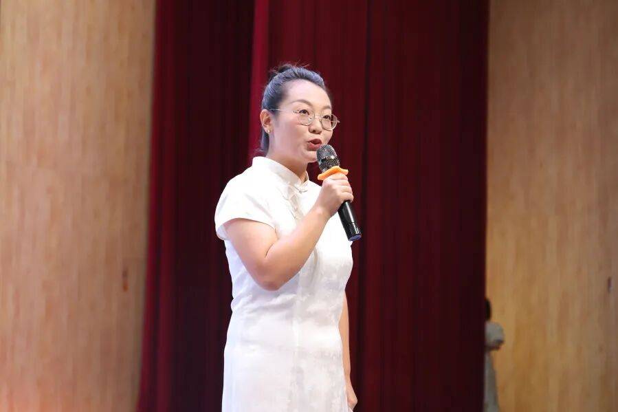 開學前一小學教師先賽師德演講：要深耕專業更要愛潤童心