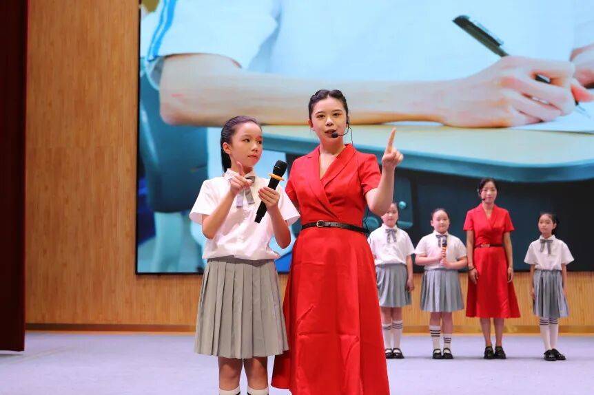 開學前一小學教師先賽師德演講：要深耕專業更要愛潤童心