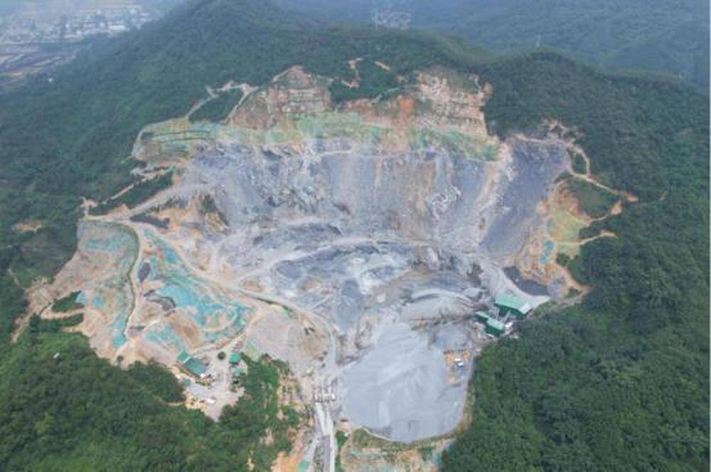 廣東雲浮市云城區政府借廢鋼鐵加工專案場地平整施工之名，違法違規批准開採水泥用灰巖被通報