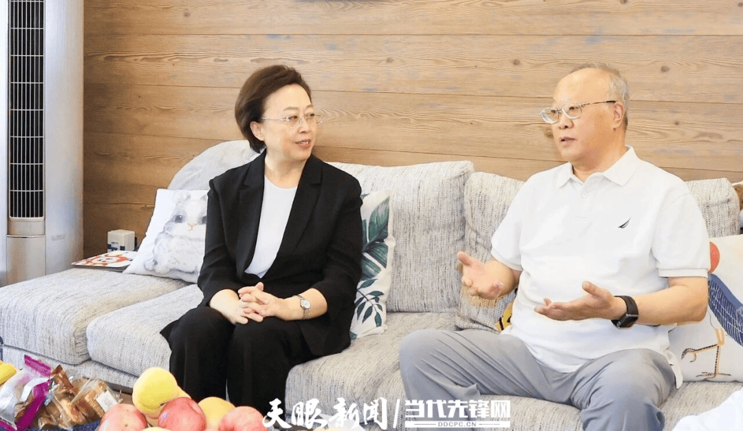 省委常委、貴陽市委書記、貴安新區黨工委書記鄭莉看望慰問老同志