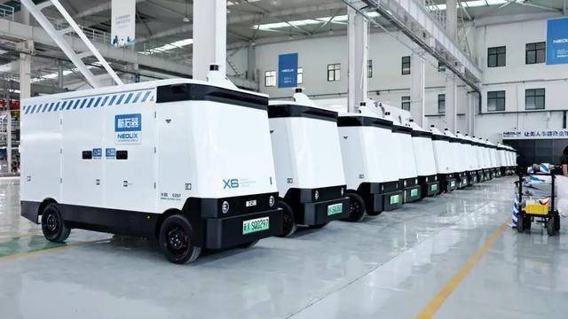 無人快遞車頂上趴著倆人“搭便車”，新石器客服回應