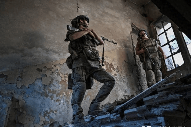 原創俄軍小分隊滲透烏軍後方，專門割喉無人機飛手，烏克蘭防線咋漏成這樣了？