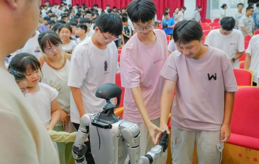 六安市毛坦廠中學以科學之光開啟新學期