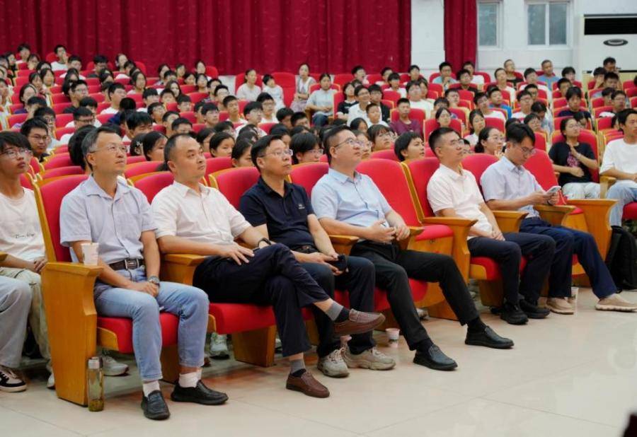 六安市毛坦廠中學以科學之光開啟新學期