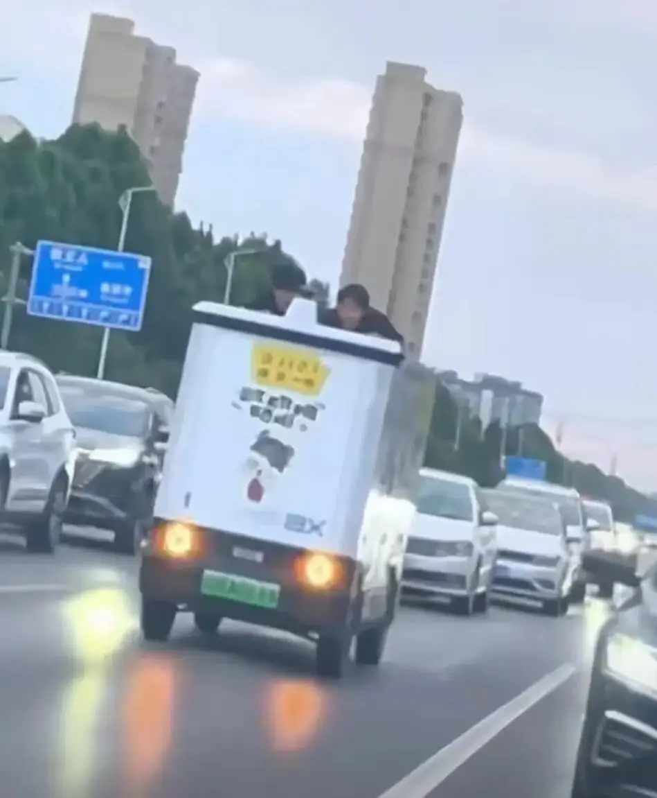 無人快遞車行駛中車頂趴著3個人？企業回應