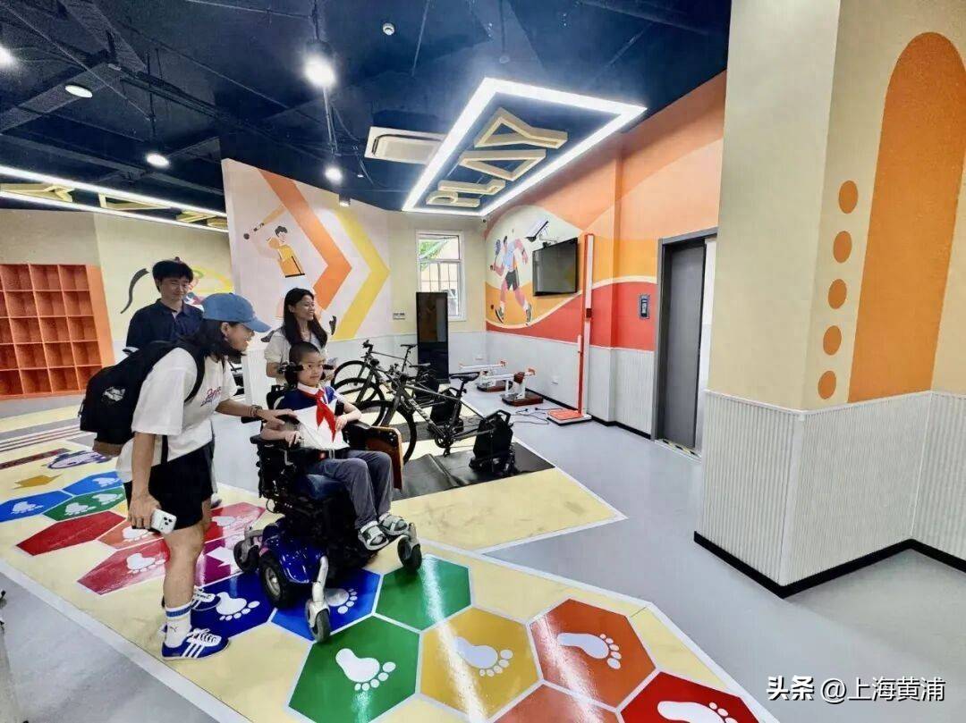 “一牆之隔”愛的接力，輪椅少年洛洛讀中學啦！