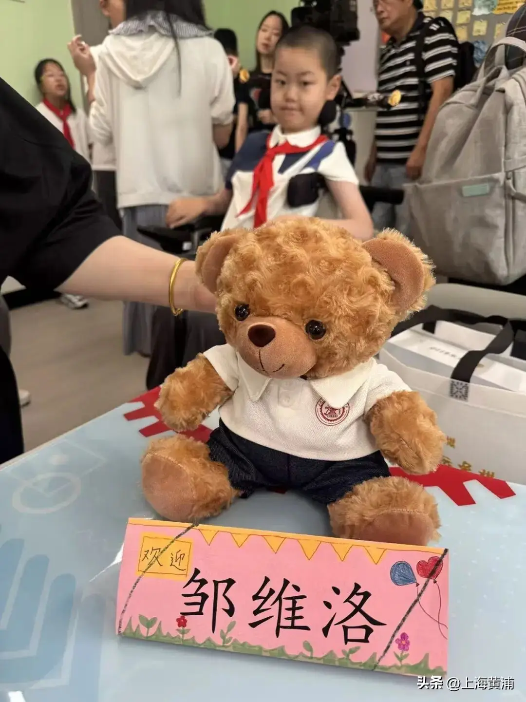 “一牆之隔”愛的接力，輪椅少年洛洛讀中學啦！