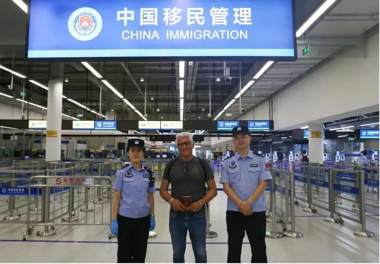 義大利夫婦在口岸提筆寫下感謝信，點贊中國移民管理警察