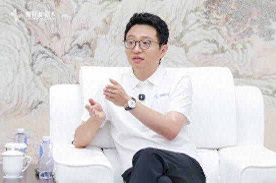 對話橡鹿機器人創始人楊建成：以前炒菜機器人只會“背菜譜”，我們讓它“理解了烹飪”