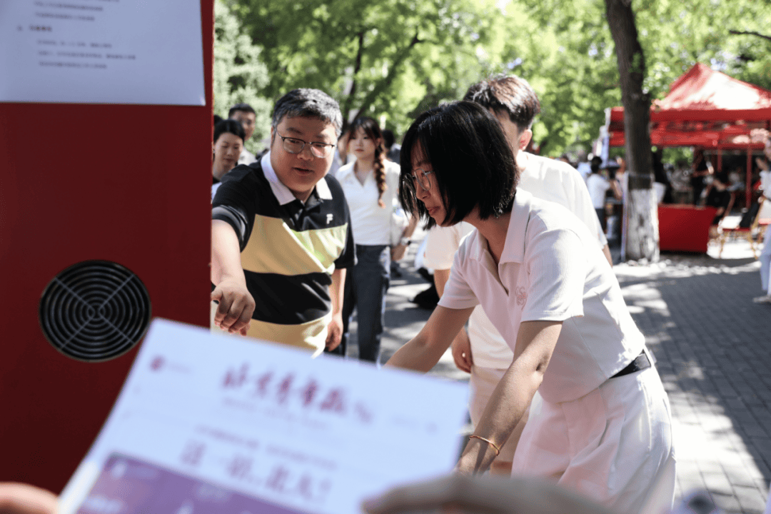 北京大學研究生會聯合北青報舉辦2026級研究生迎新活動， “十問”激盪百年講堂前的青春思辨