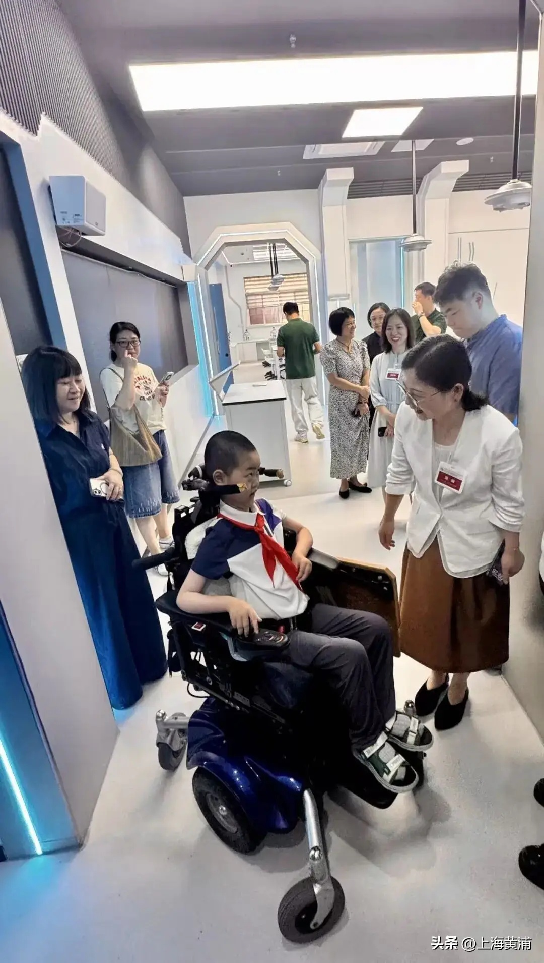 “一牆之隔”愛的接力，輪椅少年洛洛讀中學啦！