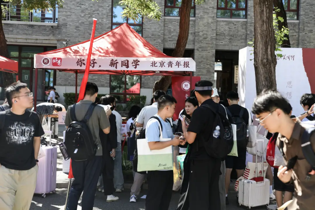 北京大學研究生會聯合北青報舉辦2026級研究生迎新活動， “十問”激盪百年講堂前的青春思辨