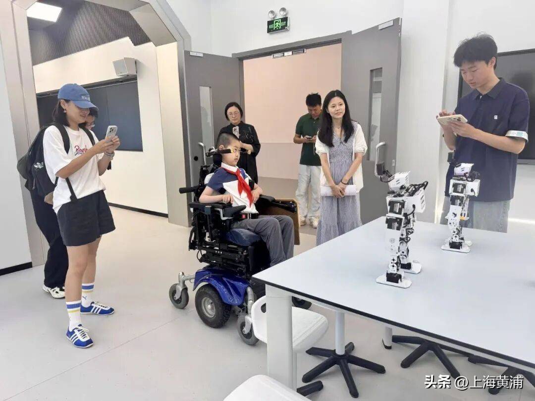 “一牆之隔”愛的接力，輪椅少年洛洛讀中學啦！