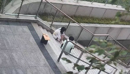 情侶吵架男方扔下玉鐲名酒追女友，返回後發現財物都不見了，民警循跡快速找回