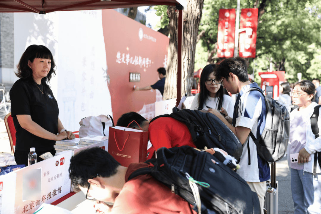 北京大學研究生會聯合北青報舉辦2026級研究生迎新活動， “十問”激盪百年講堂前的青春思辨