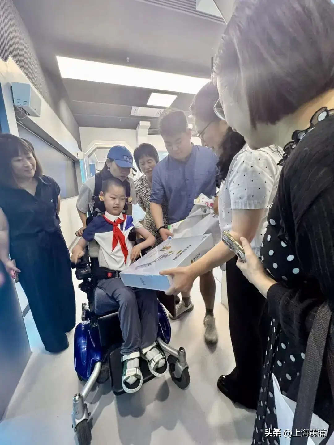 “一牆之隔”愛的接力，輪椅少年洛洛讀中學啦！