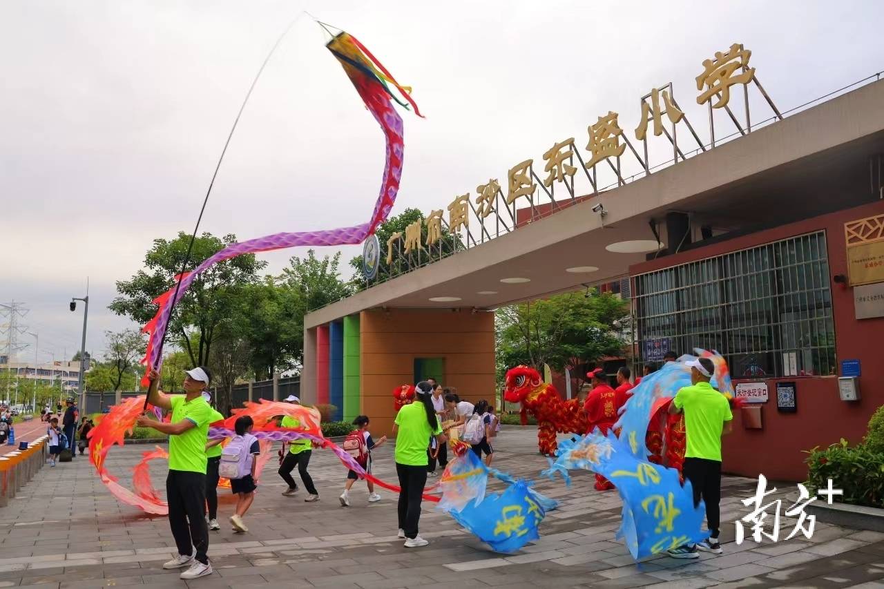 龍騰獅舞迎開學，東盛小學校長寄語“做最棒的自己”