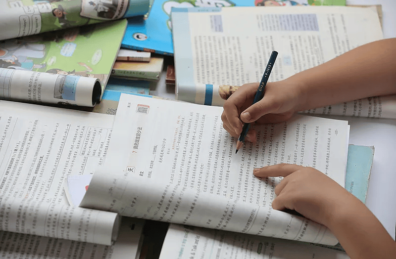 全國小學、初中全部完成新教材替換：小學語文課文總數減少，數學簡易方程調整到初中學，英語詞彙量變化不大