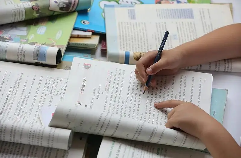 全國小學、初中完成新教材替換：小學語文課文總數減少，數學將簡易方程調整到初中學習，英語適當增加跨學科內容等