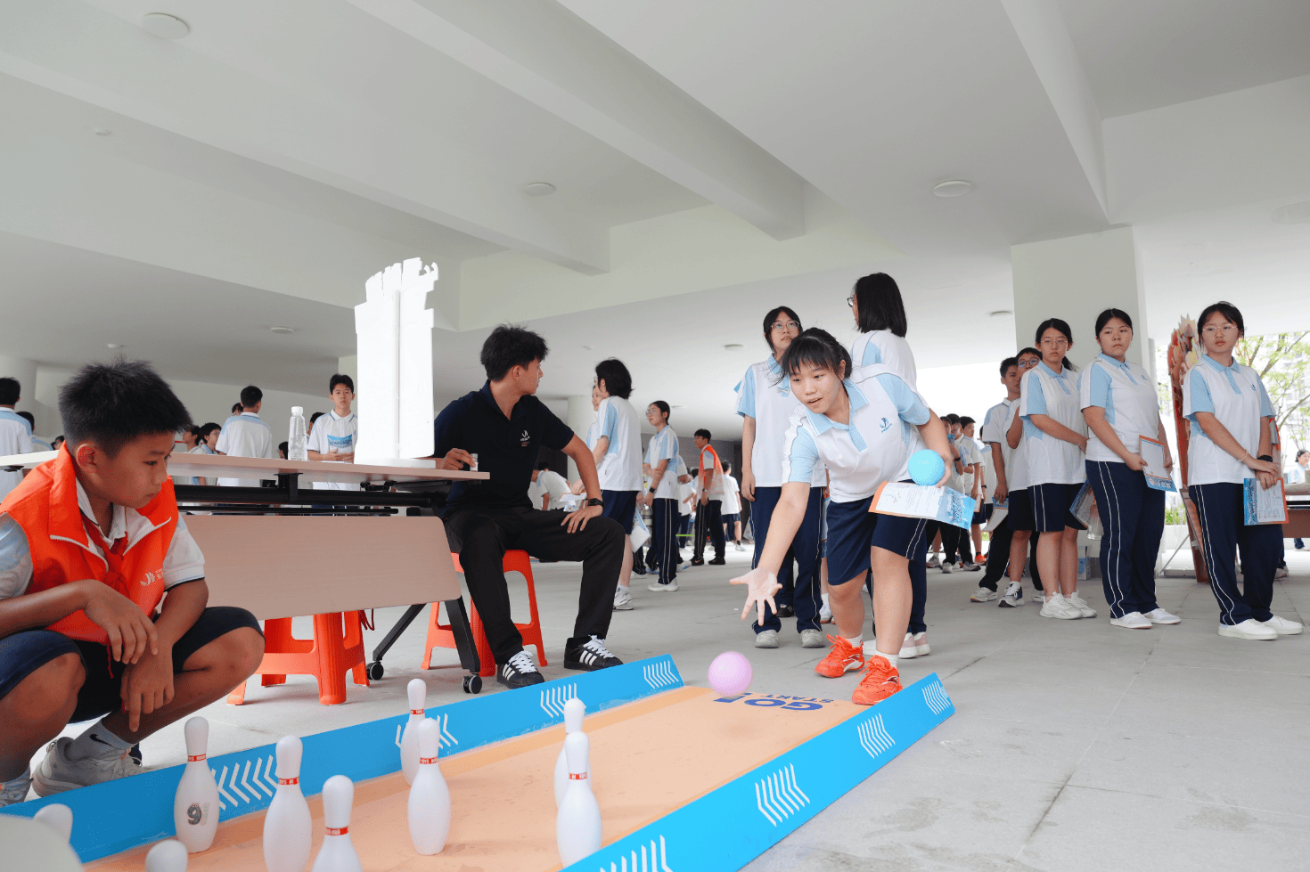 東莞灣區中學開學首日，2451名學子圓夢新校園