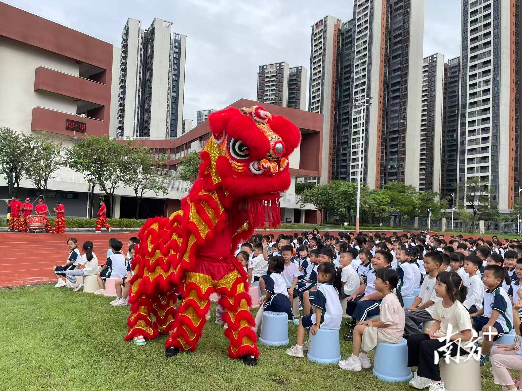 龍騰獅舞迎開學，東盛小學校長寄語“做最棒的自己”