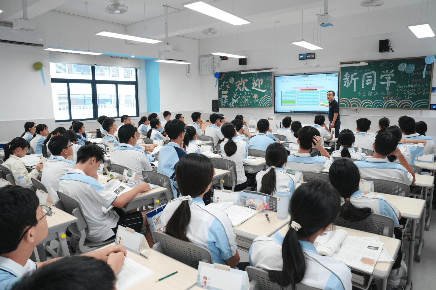 東莞灣區中學開學首日，2451名學子圓夢新校園