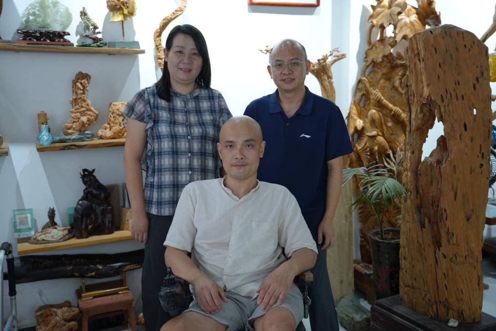 以刀為筆，雕刻自強人生——殘疾人雕刻匠人唐國強創業傳記