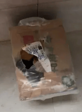 老小區居民崩潰！沒有電梯，快遞只堆一樓樓道，買的飲料被人私自拆開拿走一瓶