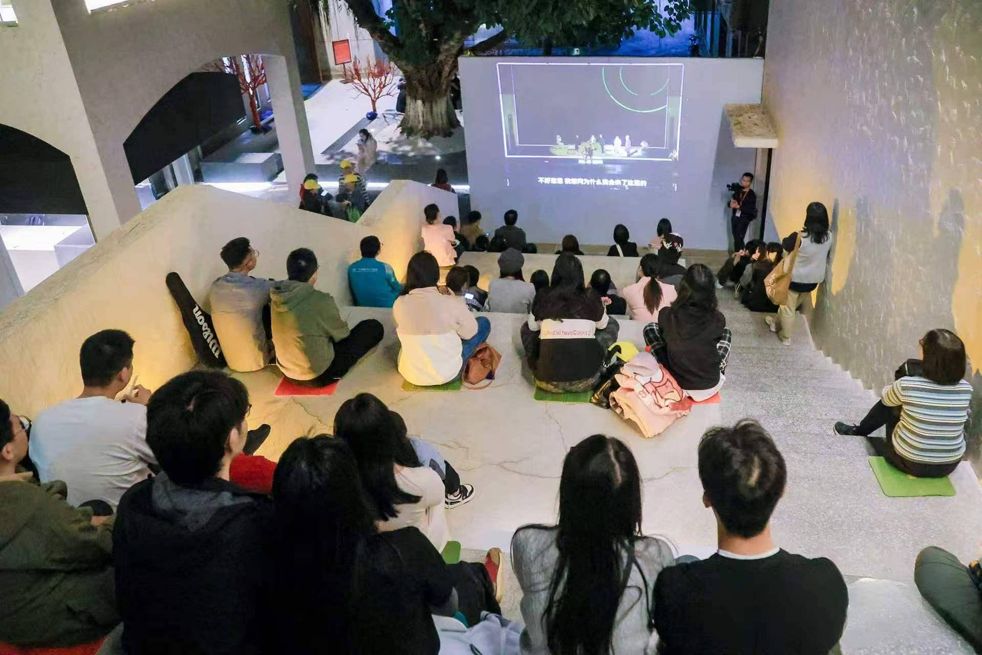 一個持續一年的節日如何讓“戲劇成為日常”：千燈湖青年戲劇節的在地實踐