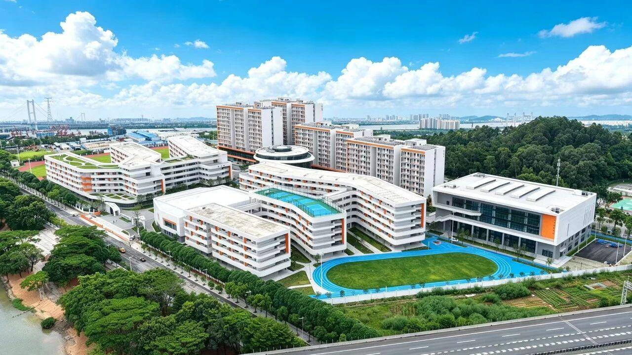 東莞灣區中學開學首日，2451名學子圓夢新校園
