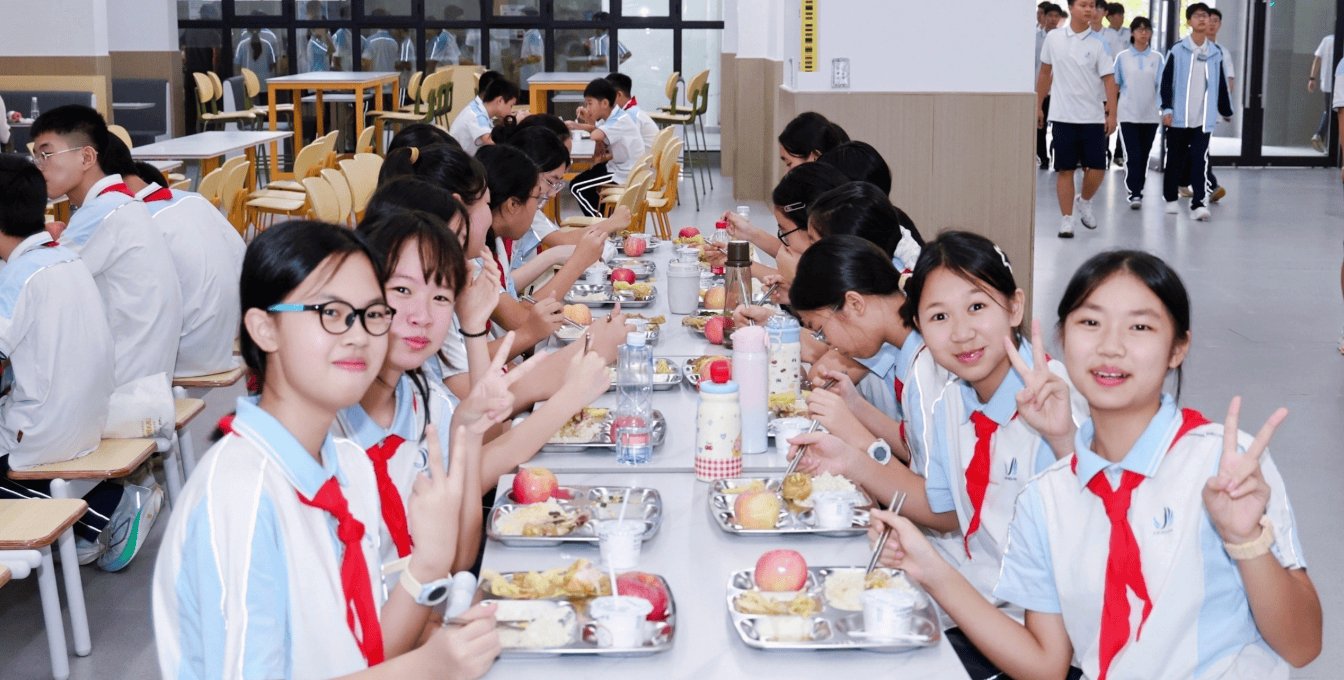 東莞灣區中學開學首日，2451名學子圓夢新校園