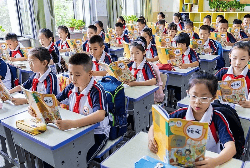 全國小學、初中全部完成新教材替換：小學語文課文總數減少，數學簡易方程調整到初中學，英語詞彙量變化不大
