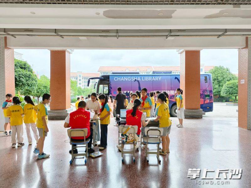 原創開學第一課，圖書館搬進了校園