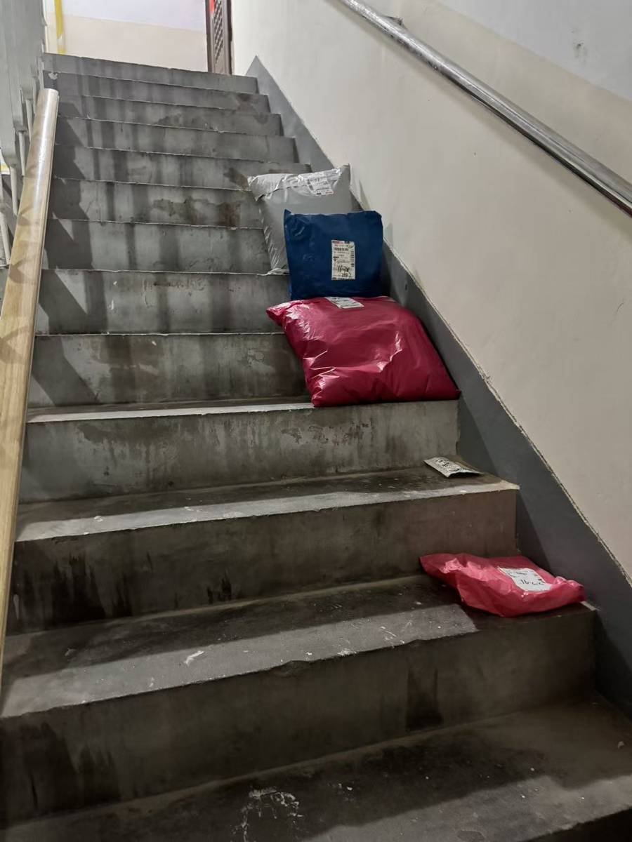 快遞件堆積樓道擠佔消防逃生通道 老舊小區如何讓快遞真正“送上門”？