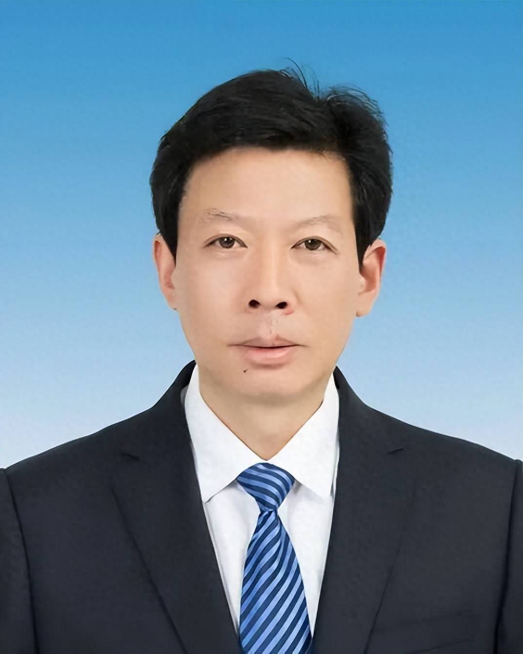 被免去南陽市副市長一個多月後，鄧俊峰主動投案