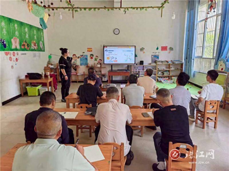 魯布革鄉中心學校開展小學轉崗幼兒園教師專題培訓