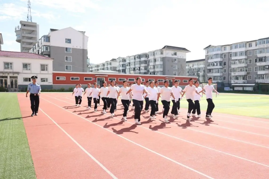 長白邊檢站圓滿完成長白縣第一中學軍訓活動
