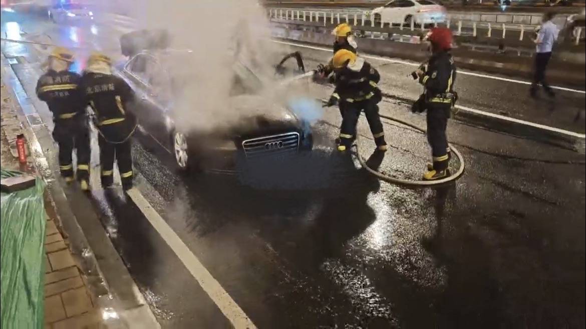 燃油汽車電瓶突然起火，北京朝陽消防快速處置化險為夷