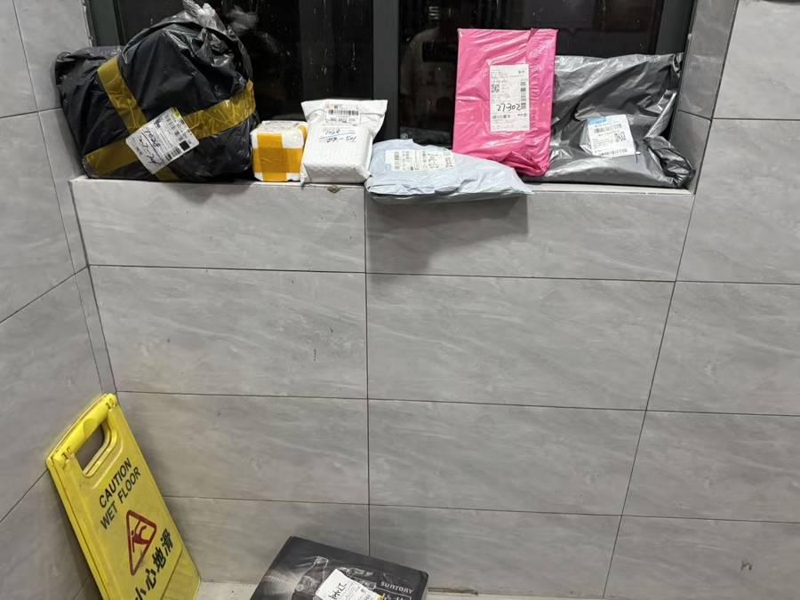 快遞件堆積樓道擠佔消防逃生通道 老舊小區如何讓快遞真正“送上門”？