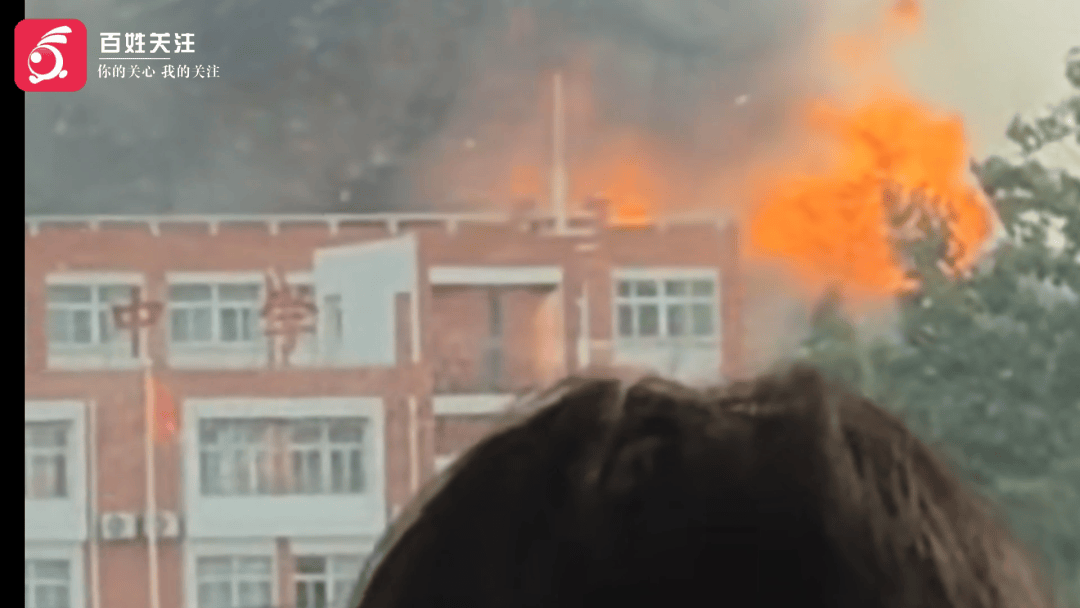 安徽淮南一液化氣站爆炸濃煙沖天，鄰近一中學正在軍訓，事故正在調查中