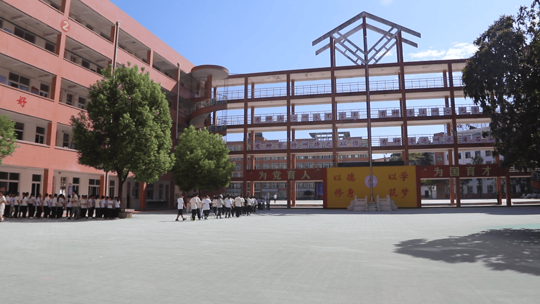 淅川縣第三初級中學正式開學 七百餘名新生順利入學