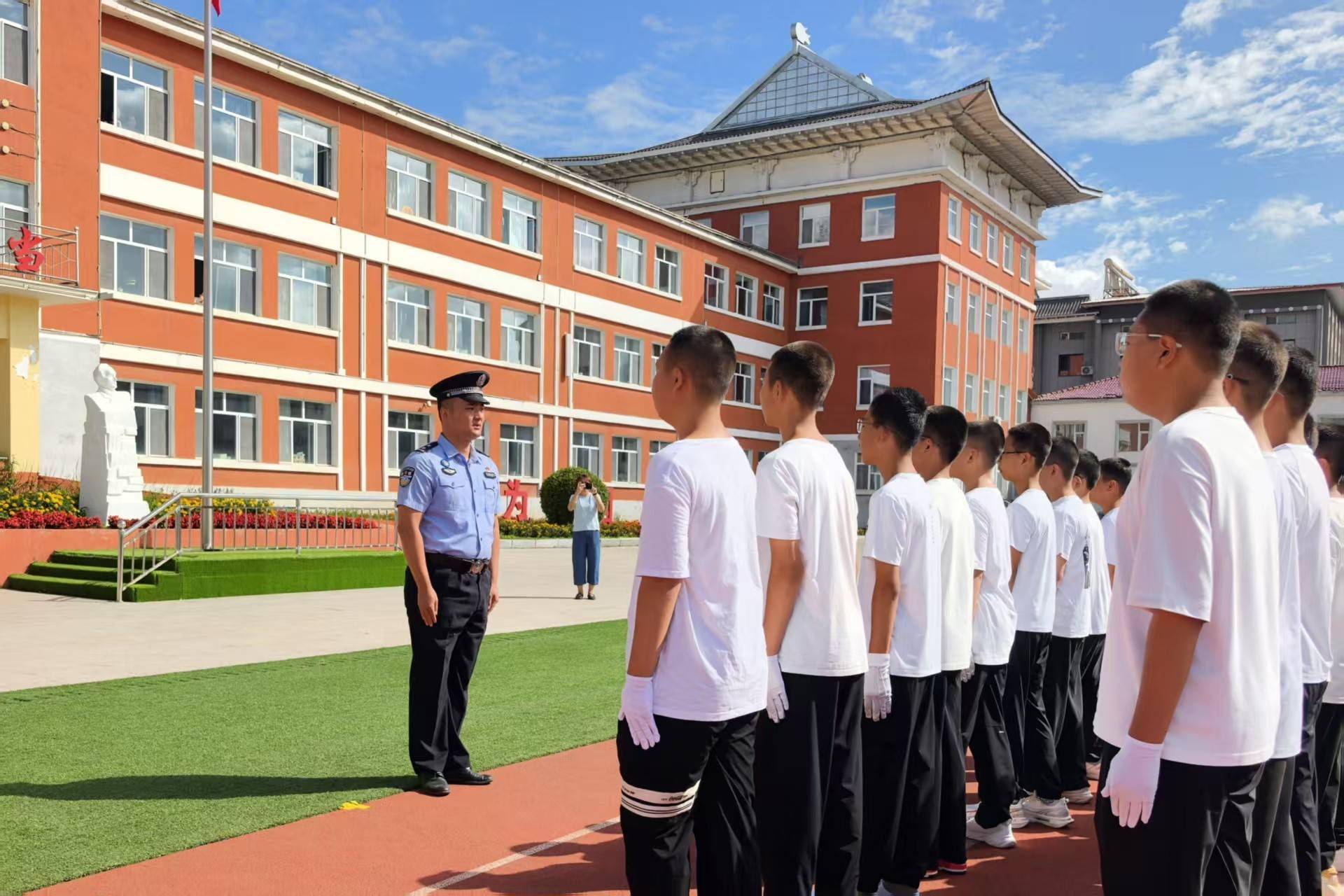 長白邊檢站圓滿完成長白縣第一中學軍訓活動
