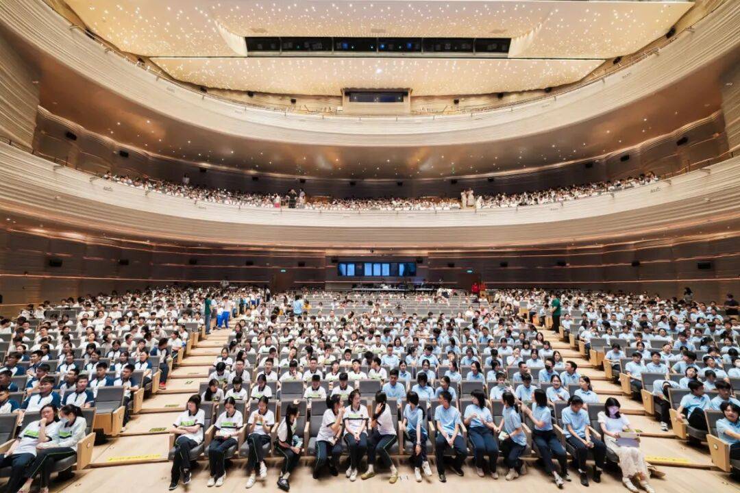 開學第一課《咫尺虹光》公演 | 在戲劇中尋找信仰，在信仰中定義青春
