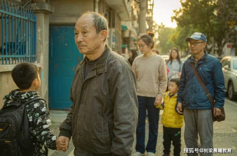 原創首批"20後"上小學，四代家長同框：時代在變，愛與期待沒變