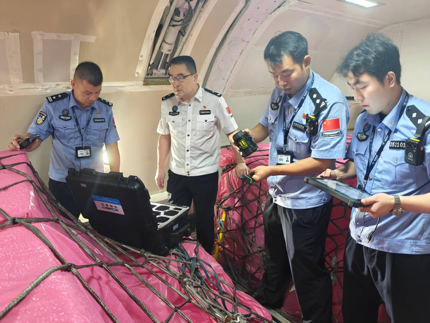 暢通南亞空中物流通道，長沙邊檢站保障“岳陽-達卡”國際貨運新航線首航