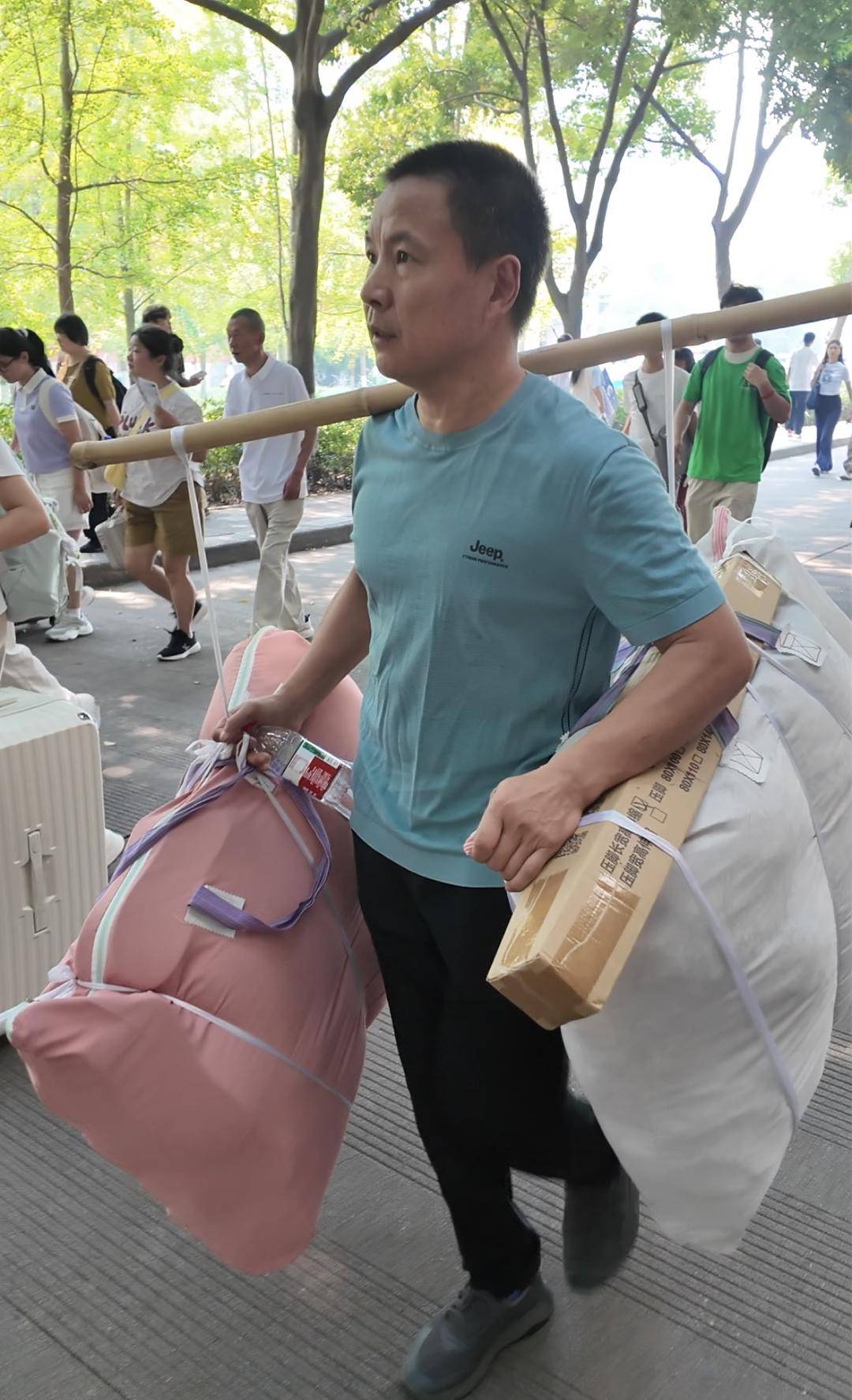 父親用扁擔送雙胞胎姐妹上大學！倆人高考差3分 ，考入同一大學，住同一寢室