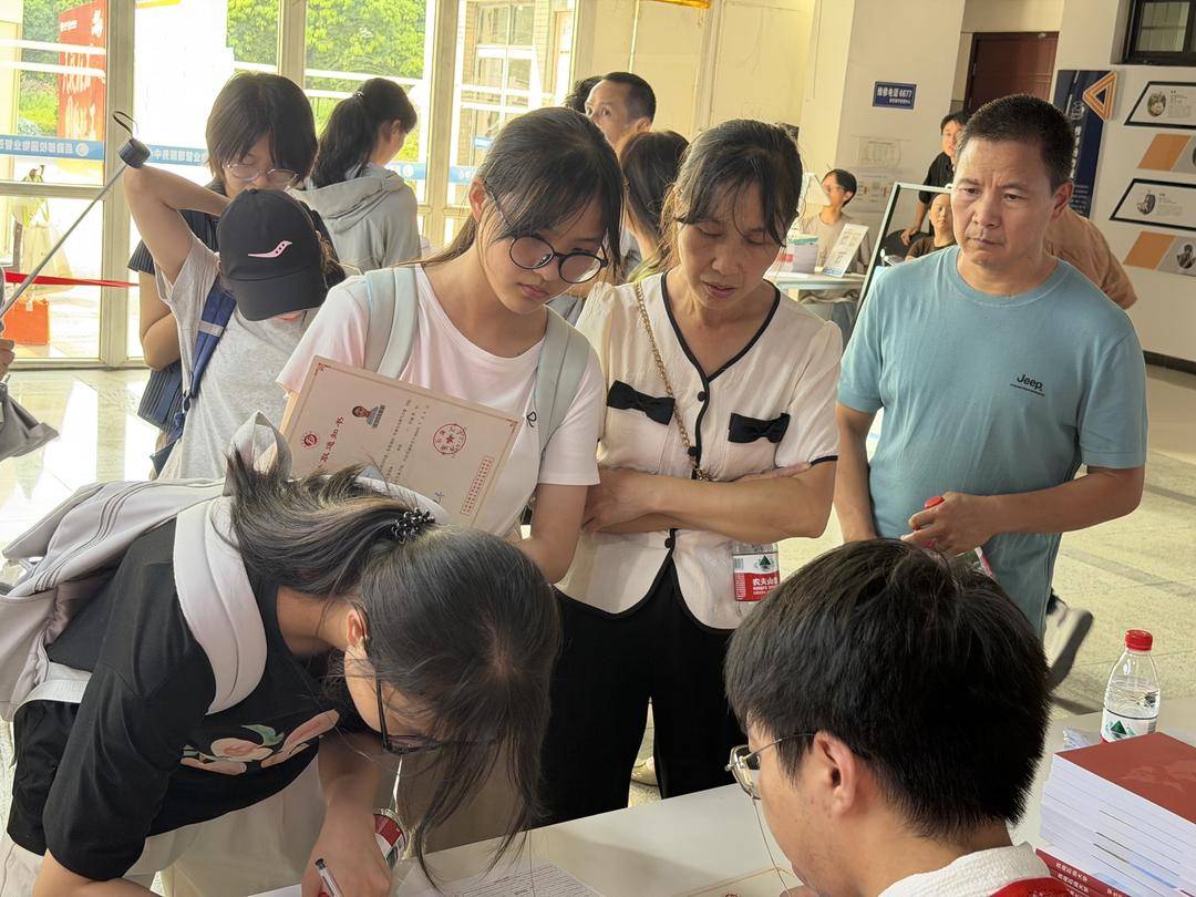 父親用扁擔送雙胞胎姐妹上大學！倆人高考差3分 ，考入同一大學，住同一寢室