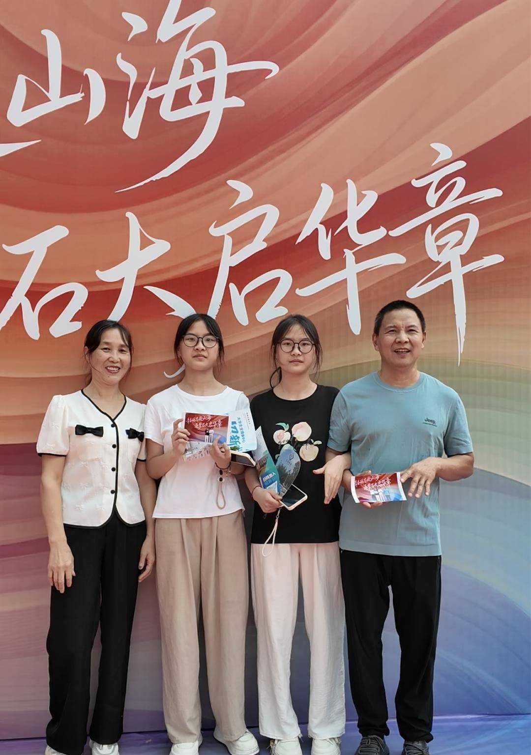 父親用扁擔送雙胞胎姐妹上大學！倆人高考差3分 ，考入同一大學，住同一寢室